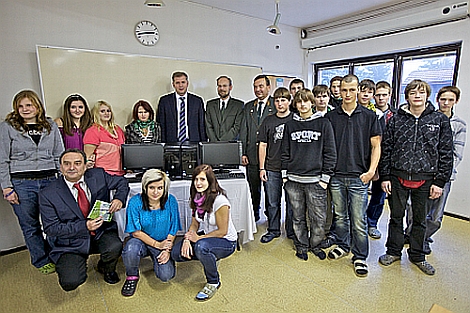 Ministr Petr Bendl předal studentům Střední odborné lesnické školy a Střednímu odbornému učilišti Písky nové počítače