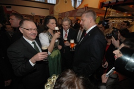 Ministr Bendl si připíjí českým pivem s německou ministryní Ilse Aigner.