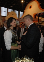 Ministr Bendl vítá u českého stánku německou ministryni Ilse Aigner.