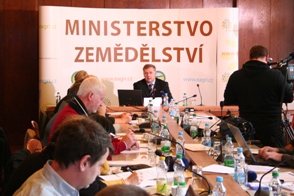 Ministr Petr Bendl na tiskové konferenci 28.11.2011.