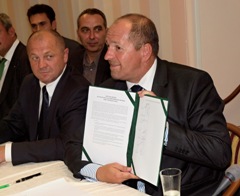Podepsaná deklarace ministrů rozšířené Visegrádské čtyřky.