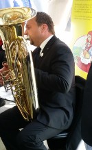 Ministr Jurečka zahrál na veletrhu na tubu.