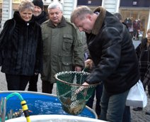 Ministr zemědělství Petr Bendl se zúčastnil kontroly vánočního prodeje ryb 