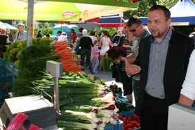 Ministr Marian Jurečka na farmářském trhu