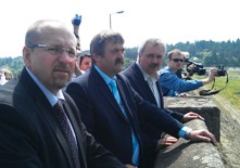 Ministr Fuksa u Plumlovské přehrady se starostou Plumlova Adolfem Sušněm a starostou Mostkovic Jaroslavem Peškou