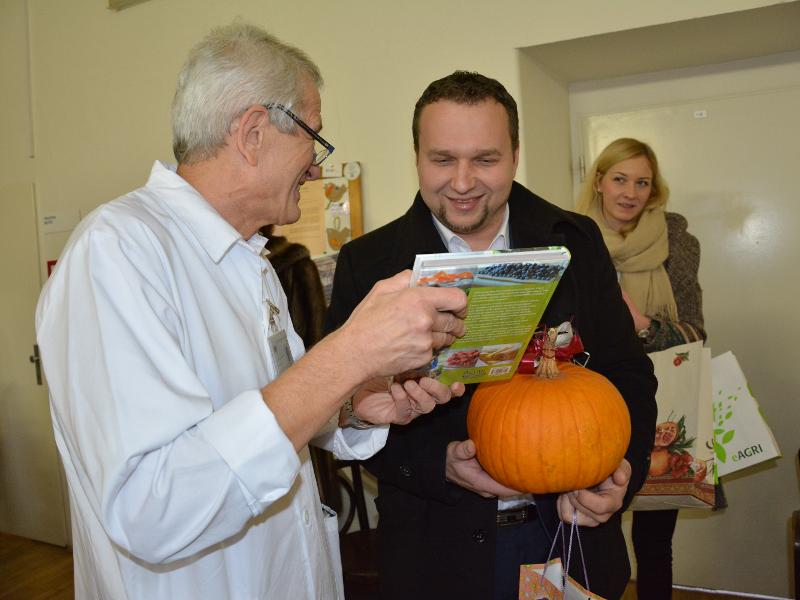 Ministr Jurečka potěšil dárky děti ve Všeobecné fakultní nemocnici v Praze