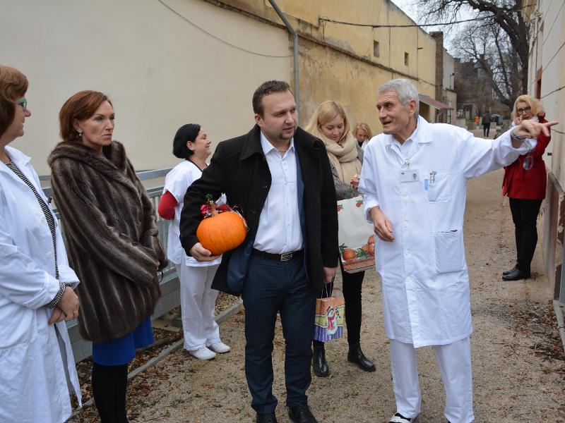 Ministr Jurečka potěšil dárky děti ve Všeobecné fakultní nemocnici Praha